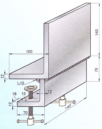 Приспособление сделано из двух обрезков стального уголка. 
